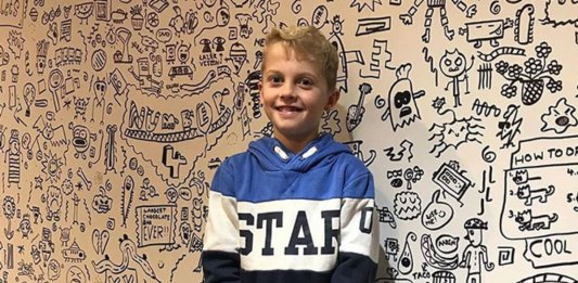 Menino é contratado por restaurante para decorar o ambiente com seus lindos desenhos