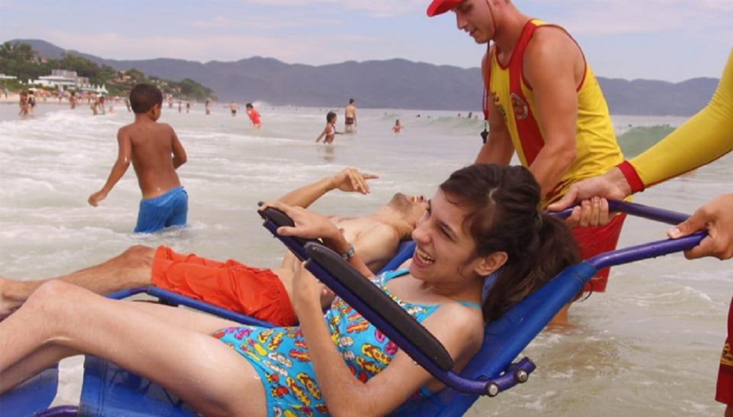Projeto leva cadeirantes para divertirem-se no mar em praias de Florianópolis