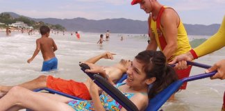 Projeto leva cadeirantes para divertirem-se no mar em praias de Florianópolis