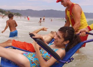 Projeto leva cadeirantes para divertirem-se no mar em praias de Florianópolis