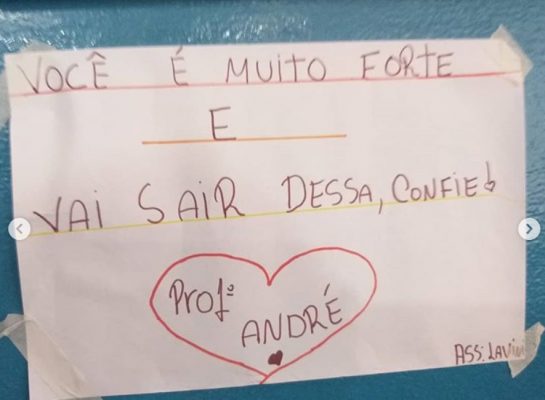 sensivel-mente.com - Alunos encheram sala de aula com mensagens de encorajamento para o professor com depressão.