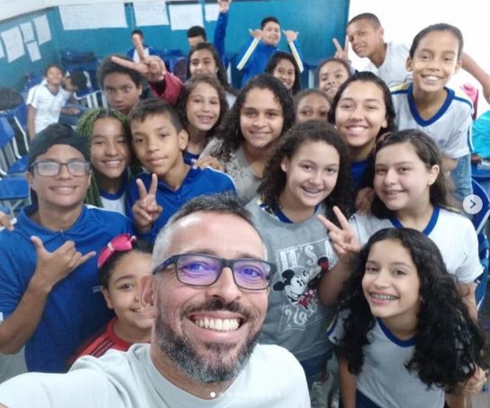 sensivel-mente.com - Alunos encheram sala de aula com mensagens de encorajamento para o professor com depressão.