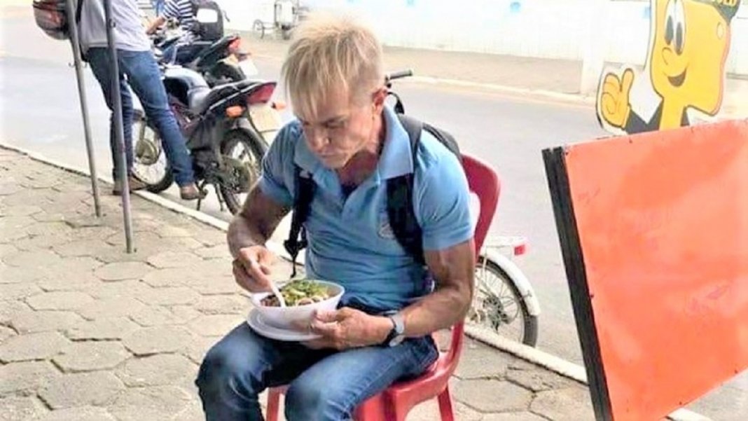 Prefeito de Colatina (ES) foi “flagrado” almoçando um marmitex em plena calçada de um camelódromo