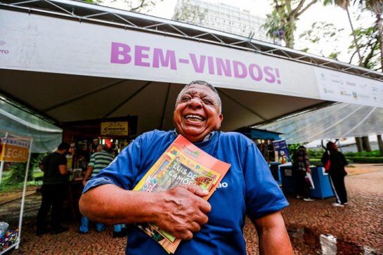 Aposentado ficou feliz da vida por aprender a ler e comprou seu primeiro livro: ”Adoro a Turma da Mônica” Sr. João 5 - Aposentado ficou feliz da vida por aprender a ler e comprou seu primeiro livro: ”Adoro a Turma da Mônica”