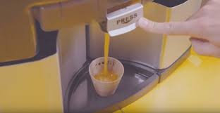 Suco de Laranja - Técnica Inovadora permite máquina fazer suco de laranja e imprimir os copos imediatamente com a própria casca da laranja