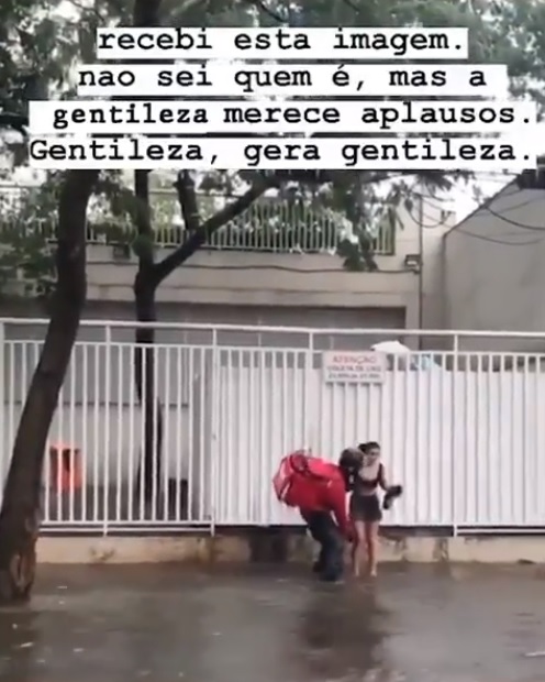 sensivel-mente.com - Motoboy que levou no colo mulher desconhecida na chuva ganha moto nova de presente