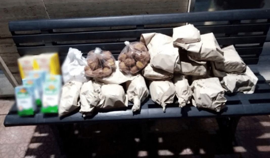 Padeiro deixa à noite vários saquinhos de pães que não vendeu de dia em um banco para alimentar pessoas carentes.
