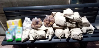 Padeiro deixa à noite vários saquinhos de pães que não vendeu de dia em um banco para alimentar pessoas carentes.