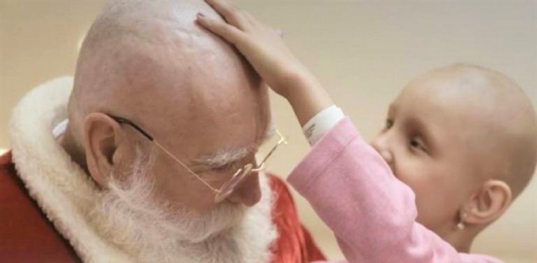 Papai Noel demonstra empatia raspando o cabelo ao visitar crianças com câncer