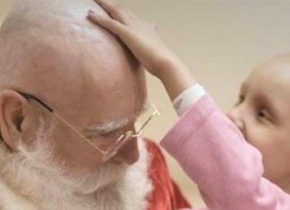 Papai Noel demonstra empatia raspando o cabelo ao visitar crianças com câncer