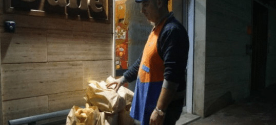sensivel-mente.com - Padeiro deixa &agrave; noite v&aacute;rios saquinhos de p&atilde;es que n&atilde;o vendeu de dia em um banco para alimentar pessoas carentes.