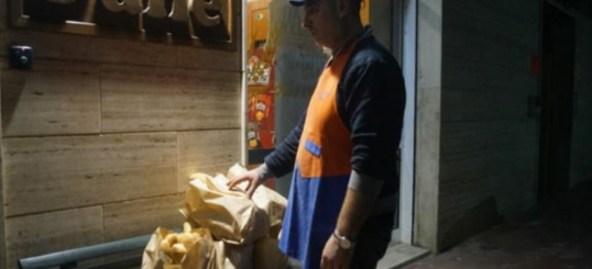 sensivel-mente.com - Padeiro deixa à noite vários saquinhos de pães que não vendeu de dia em um banco para alimentar pessoas carentes.