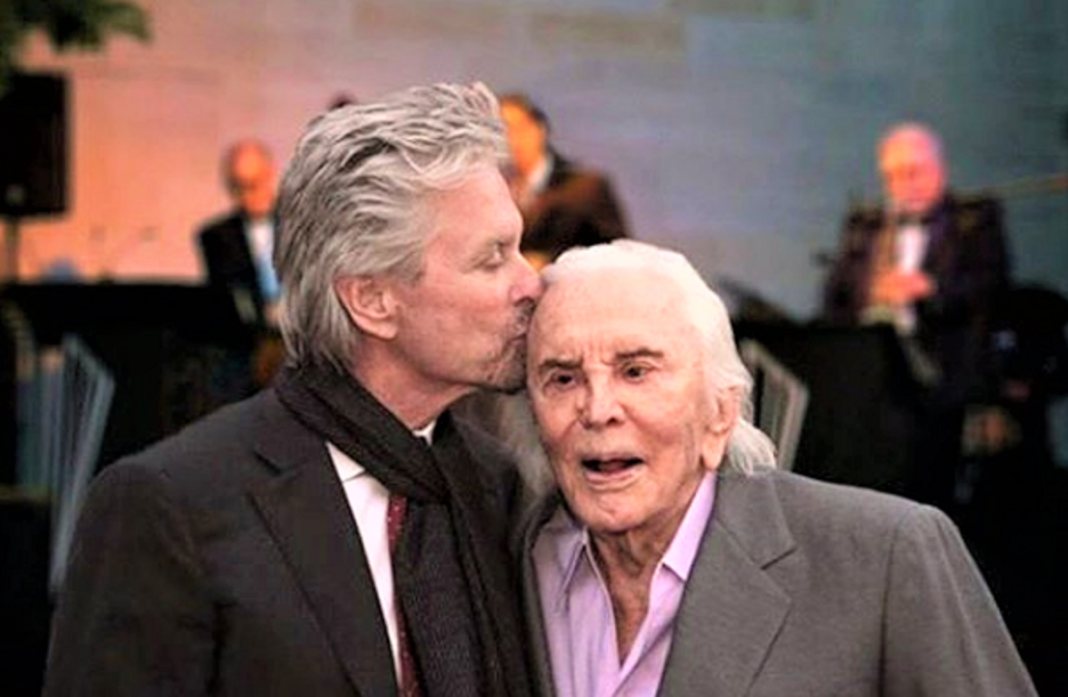 Michael Douglas homenageia seu pai o lendário Kirk Douglas pelos 103 anos de vida.