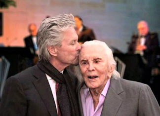 Michael Douglas homenageia seu pai o lendário Kirk Douglas pelos 103 anos de vida.