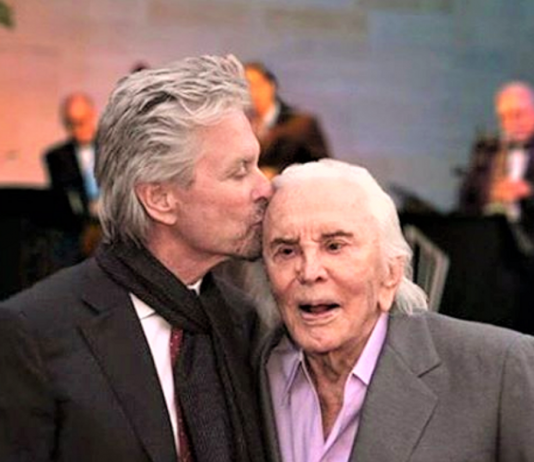 Michael Douglas homenageia seu pai o lendário Kirk Douglas pelos 103 anos de vida.