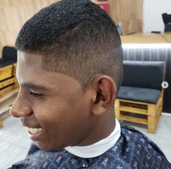 sensivel-mente.com - Barbeiro cortou de graça o cabelo de um rapaz que lhe ofereceu  R$1,75 para fazer o “pezinho”