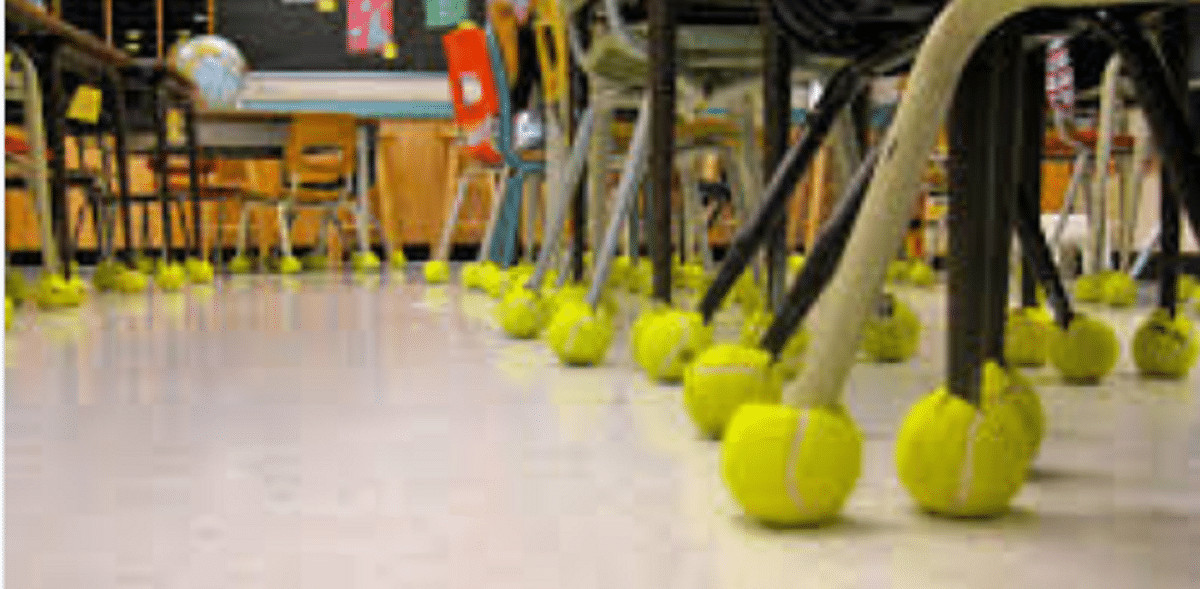 Escola colocou bolas de tênis nos pés das cadeiras para amenizar o ruído que atormentava criança autista sensivel-mente.com - Escola colocou bolas de tênis nos pés das cadeiras para amenizar o ruído que atormentava criança autista