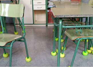 Escola colocou bolas de tênis nos pés das cadeiras para amenizar o ruído que atormentava criança autista