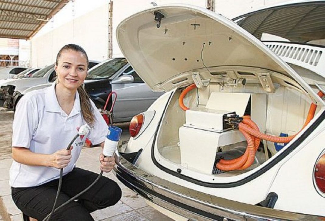 Engenheira capixaba instalou motor elétrico em Fusca e deixou de usar gasolina