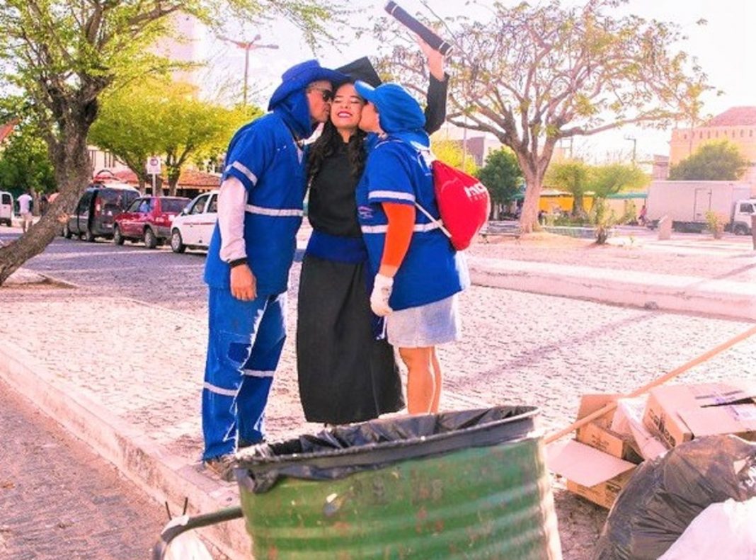 Filha de garis homenageia seus pais com ensaio fotográfico de formatura