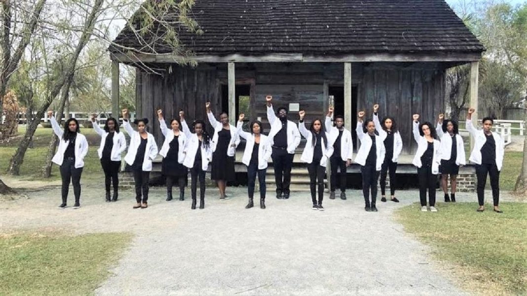 Estudantes negros de medicina tiram foto em antiga fazenda de escravos