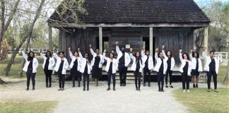 Estudantes negros de medicina tiram foto em antiga fazenda de escravos