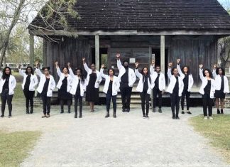 Estudantes negros de medicina tiram foto em antiga fazenda de escravos