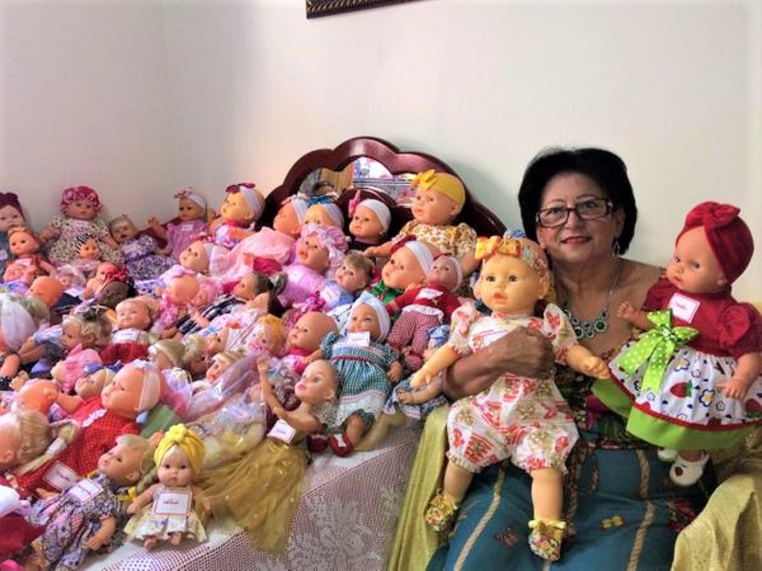 Costureira restaura bonecas do lixo e transforma Natal de crianças