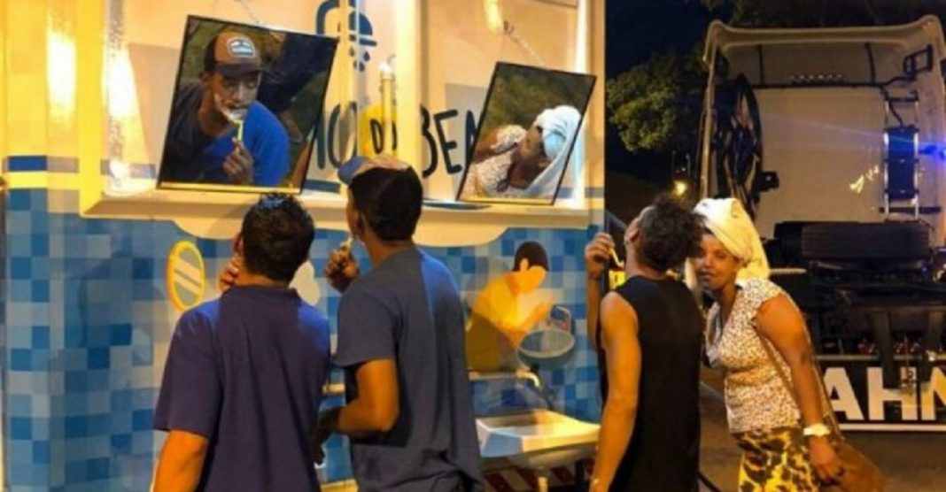 Moradores de rua de Goiânia ganharam o “dia de beleza” e kits de higiene pessoal.