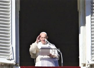 “Recolham os celulares durante as refeições e conversem uns com os outros”: eis o pedido do Papa Francisco