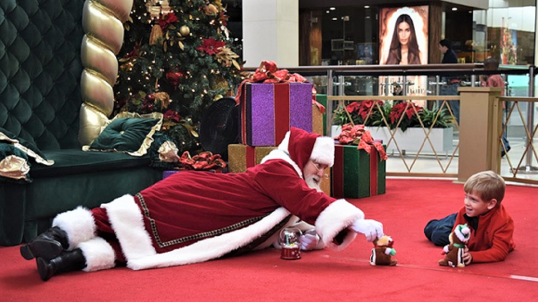 Shoppings sensibilizados com crianças Autistas abrem mais cedo para que elas conheçam o Papai Noel em um ambiente acolhedor.