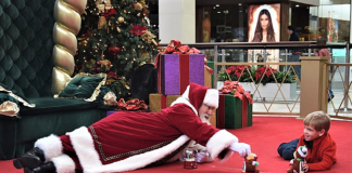 Shoppings sensibilizados com crianças Autistas abrem mais cedo para que elas conheçam o Papai Noel em um ambiente acolhedor.
