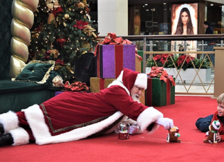 Shoppings sensibilizados com crianças Autistas abrem mais cedo para que elas conheçam o Papai Noel em um ambiente acolhedor.