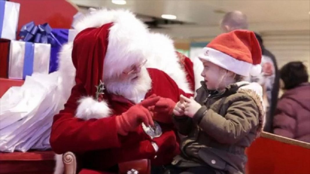 Papai Noel fala com menininha surda em linguagem de sinais e a deixa Surpresa