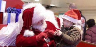 Papai Noel fala com menininha surda em linguagem de sinais e a deixa Surpresa