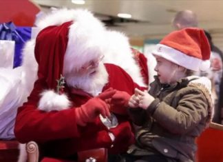 Papai Noel fala com menininha surda em linguagem de sinais e a deixa Surpresa