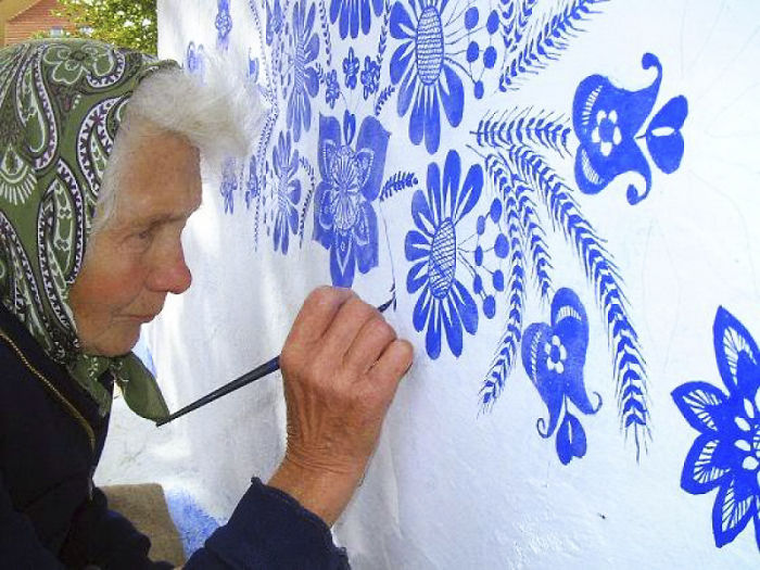 sensivel-mente.com - Avó tcheca de 90 anos transforma pequena vila em sua galeria de arte pintando flores em suas casas