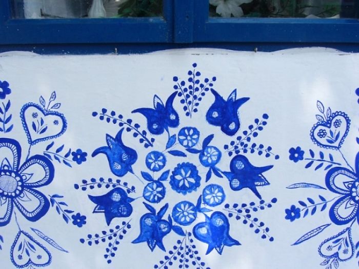 sensivel-mente.com - Avó tcheca de 90 anos transforma pequena vila em sua galeria de arte pintando flores em suas casas