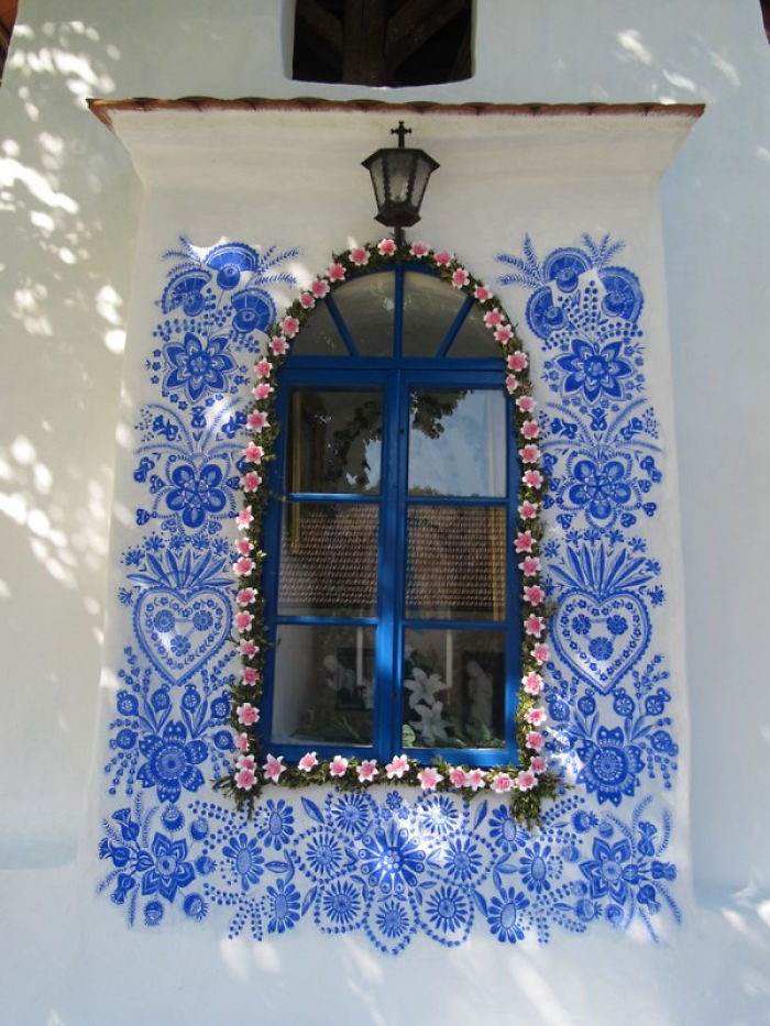 sensivel-mente.com - Avó tcheca de 90 anos transforma pequena vila em sua galeria de arte pintando flores em suas casas