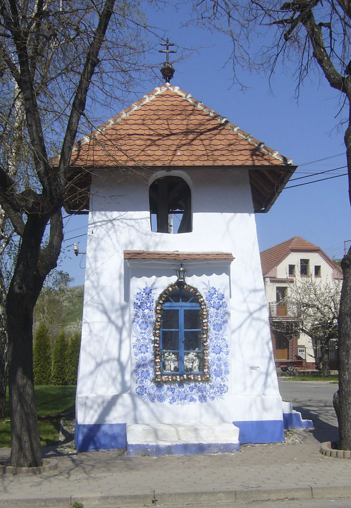 sensivel-mente.com - Avó tcheca de 90 anos transforma pequena vila em sua galeria de arte pintando flores em suas casas