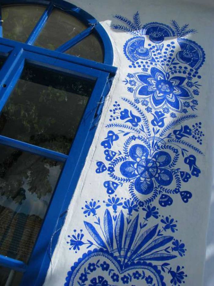 sensivel-mente.com - Avó tcheca de 90 anos transforma pequena vila em sua galeria de arte pintando flores em suas casas