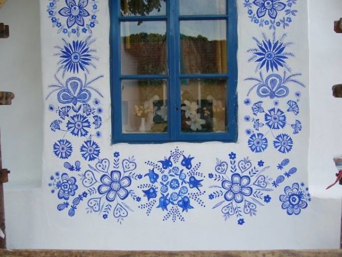 sensivel-mente.com - Avó tcheca de 90 anos transforma pequena vila em sua galeria de arte pintando flores em suas casas