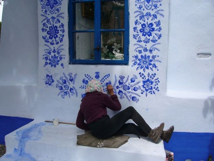 sensivel-mente.com - Avó tcheca de 90 anos transforma pequena vila em sua galeria de arte pintando flores em suas casas