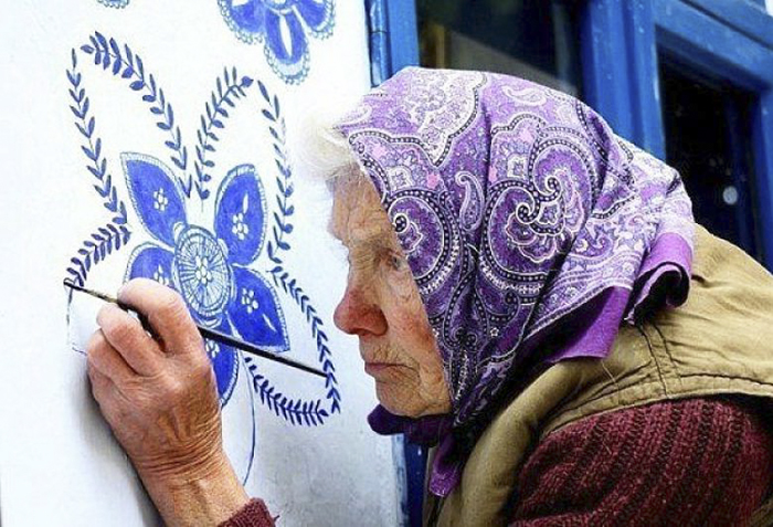 sensivel-mente.com - Avó tcheca de 90 anos transforma pequena vila em sua galeria de arte pintando flores em suas casas