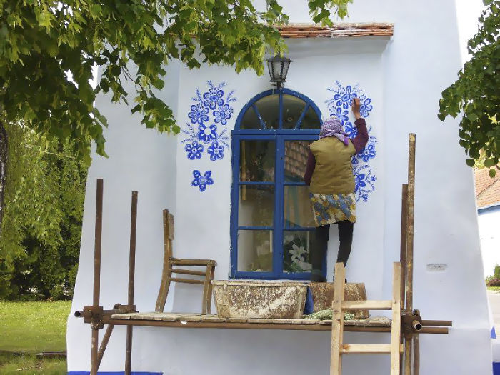 sensivel-mente.com - Avó tcheca de 90 anos transforma pequena vila em sua galeria de arte pintando flores em suas casas