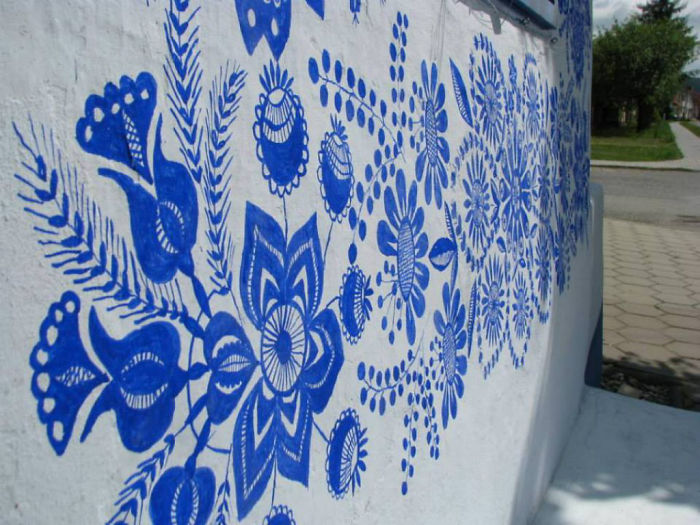 sensivel-mente.com - Avó tcheca de 90 anos transforma pequena vila em sua galeria de arte pintando flores em suas casas