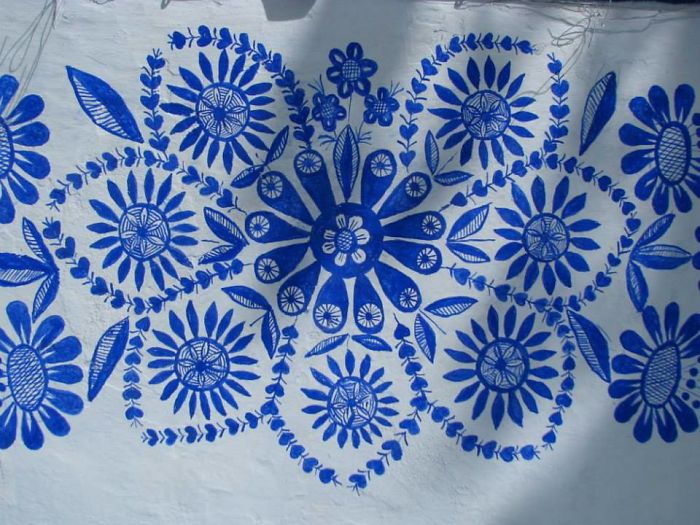 sensivel-mente.com - Avó tcheca de 90 anos transforma pequena vila em sua galeria de arte pintando flores em suas casas