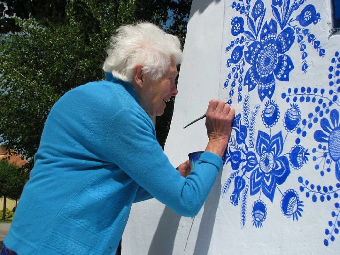 sensivel-mente.com - Avó tcheca de 90 anos transforma pequena vila em sua galeria de arte pintando flores em suas casas