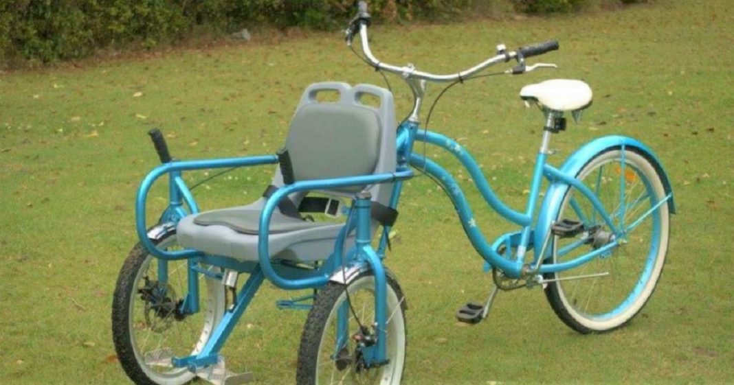 Bicicleta que permite passear com cadeirantes virou grande sucesso na internet