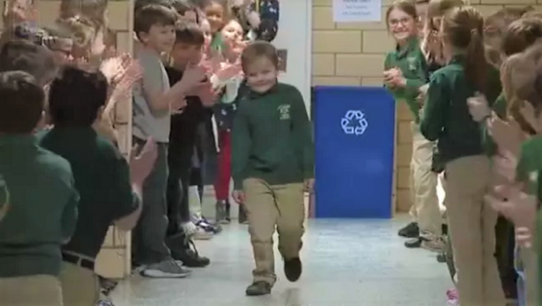 Menino de 6 anos que venceu o câncer é aplaudido pelos colegas (Vídeo)